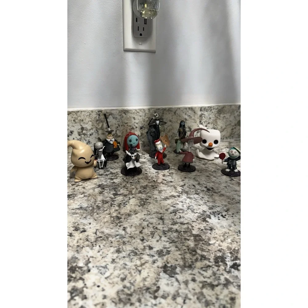 Lot of 11 The Nightmare Before Christmas figurines‎